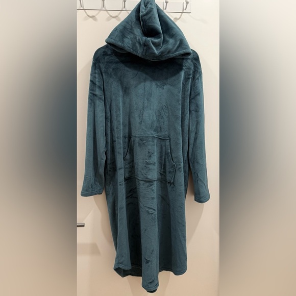 32 Degrees Plush Gray Hooded Robe with Excellent Condition - Picture 4 of 5